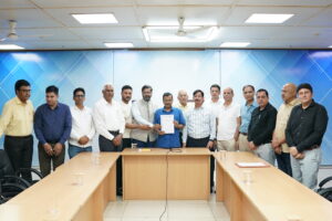 व्यापारियों से मुलाकात करते हुए दिल्ली के मुख्यम़त्री