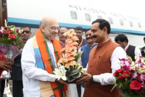 एयरपोर्ट पर केंद्रीय गृह मंत्री अमित शाह का स्वागत करते हुए नरोत्तम मिश्रा