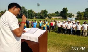 स्वच्छता की शपथ दिलाते DRM सुनील कुमार वर्मा