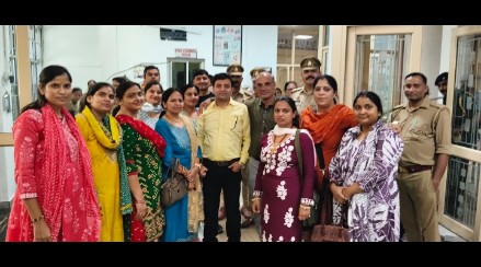 आगरा में प्रदर्शन करते नर्सिंग संवर्ग के कर्मचारी