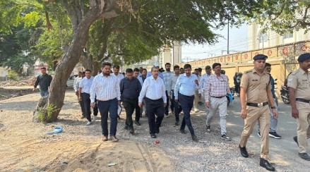 अमृत भारत स्टेशन योजना के तहत चल रहे कार्यों का मैप/ड्राइंग देखते हुए उत्तर रेलवे के GM राजेश कुमार पांडेय, साथ में DRM सुनील कुमार वर्मा और अन्य वरिष्ठ अधिकारी।