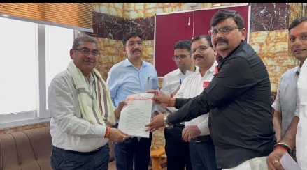 GM को ज्ञापन देते NRMU के मंडल मंत्री विभूति मिश्रा