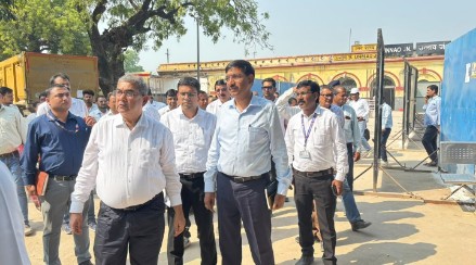 निरीक्षण करते उत्तर रेलवे के GM राजेश कुमार पांडेय, साथ में DRM सुनील कुमार वर्मा और अन्य वरिष्ठ अधिकारी।