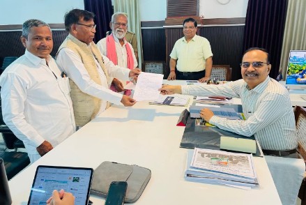 राष्ट्रपति के नाम अफसर को ज्ञापन देते पदाधिकारी