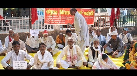 विरोध-प्रदर्शन करते किसान व आम नागरिक