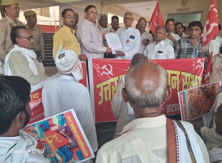 राष्ट्रपति के नाम अफ़सर को ज्ञापन देते पदाधिकारी